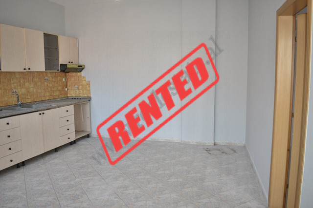 Apartament 1+1 per qira ne rrugen Bilal Konxholli ne Tirane.

Ndodhet ne katin e 3-te te nje vile 